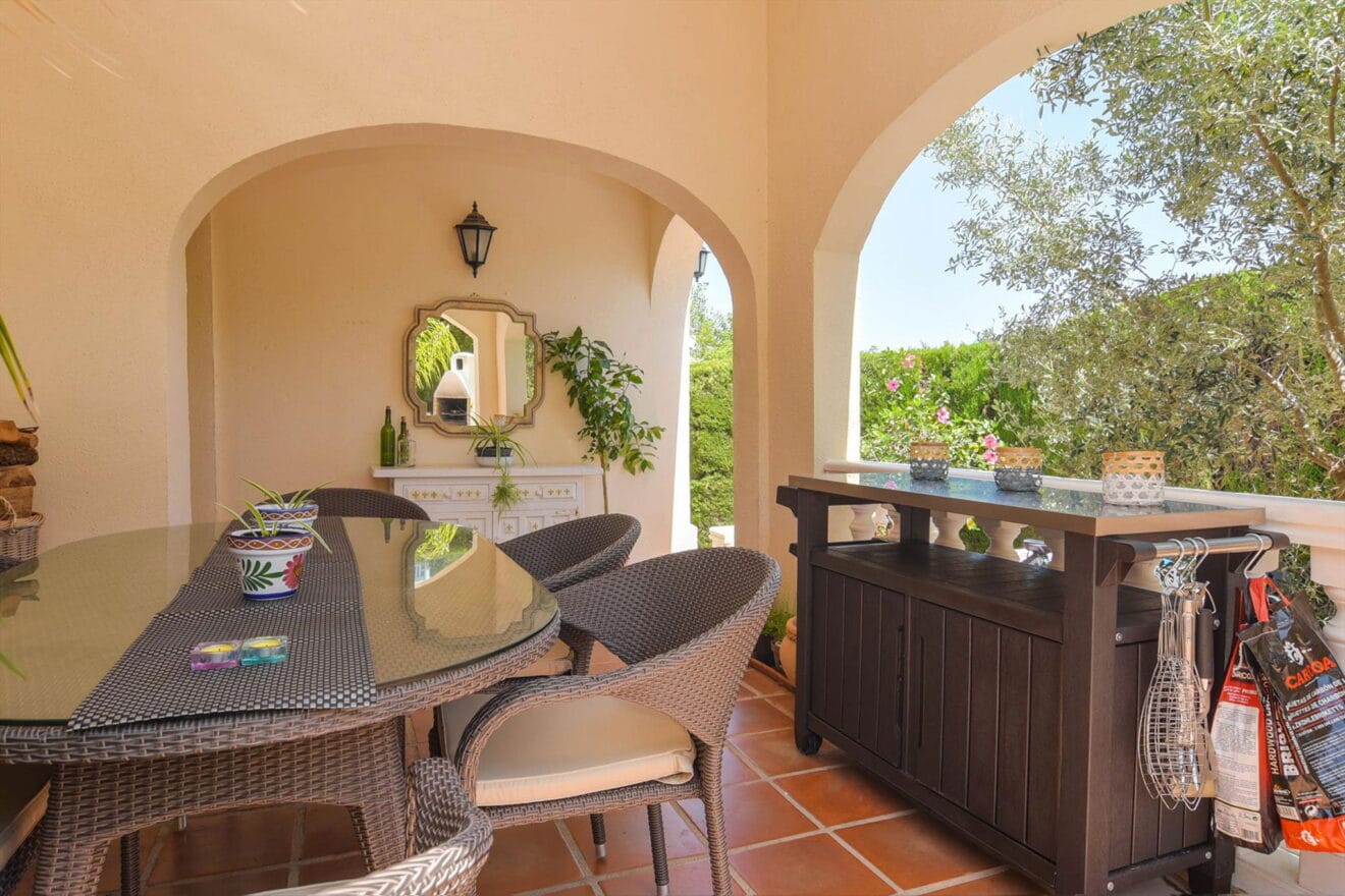 Terraza cubierta en una casa de alquiler vacacional para seis personas en Dénia - Aguila Rent a Villa