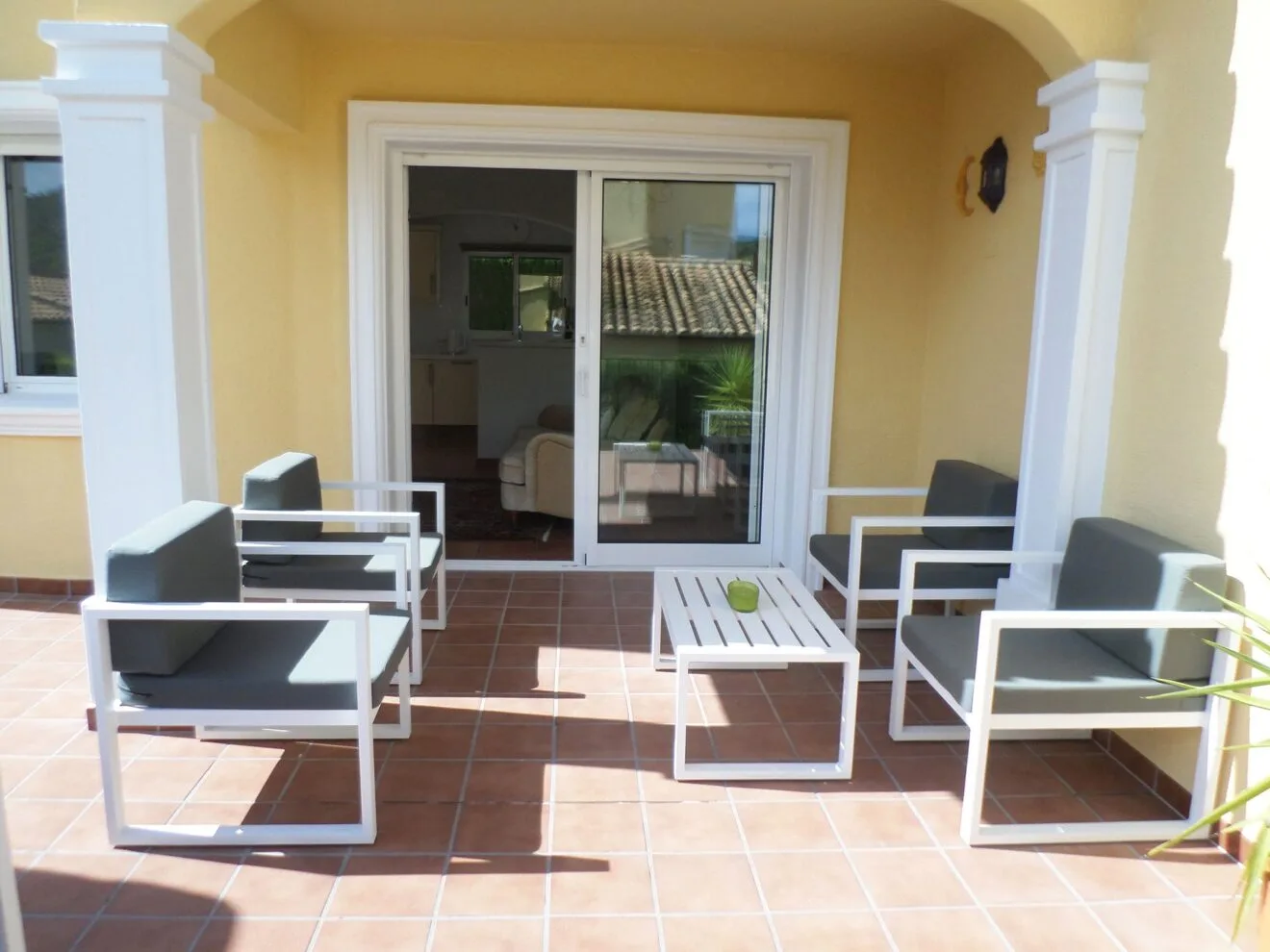 Terraza cubierta de un bungalow en venta en La Sella - Promociones Denia, S.L.