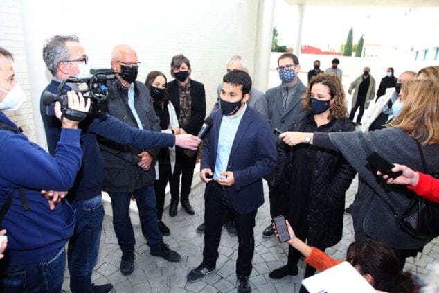 Imagen: Vicent Marzà atendiendo a los medios tras la visita