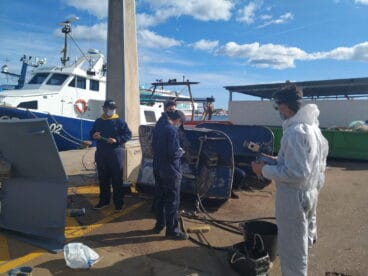 alumnos de creama aprendiendo mantenimiento de barcos
