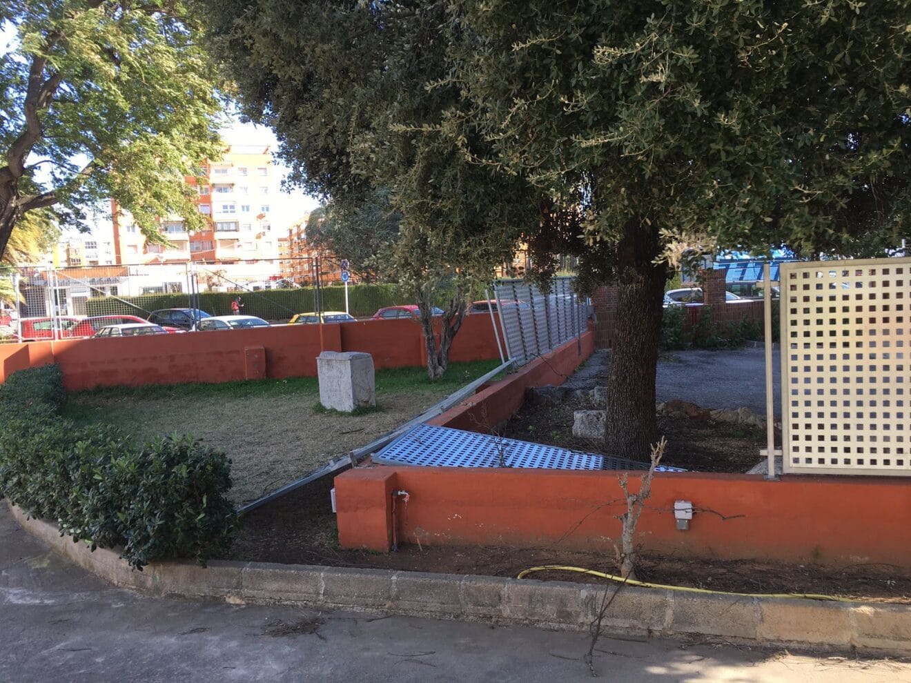 Cae el muro metálico del colegio Vessanes