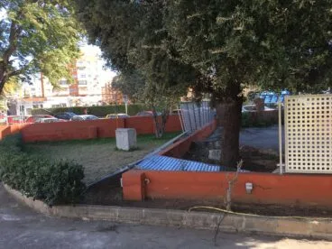 Cae el muro metálico del colegio Vessanes