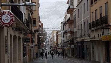 calle diana con el montgo nevado al fondo durante las nevadas de 2017