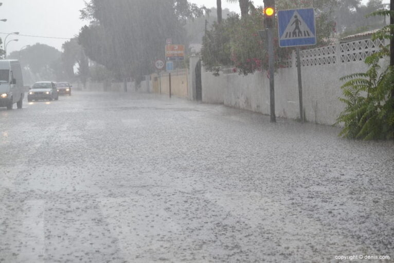 Carretera de Les Marins durante un temporal de lluvia