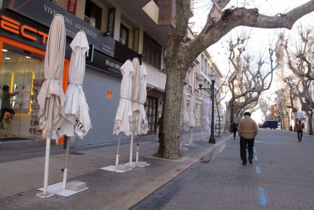 cartel de se alquila en un local de marques de campo junto a una terraza cerrada