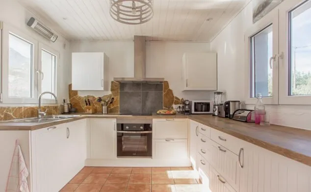 Lujosa casa de vacaciones en Dénia para cuatro personas con Quality Rent a Villa 6 cocina casa lujo vacaciones cuatro personas denia quality rent a villa