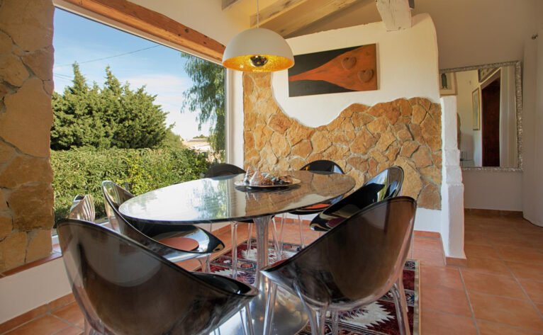 Comedor en una casa de vacaciones de lujo en Dénia - Quality Rent a Villa