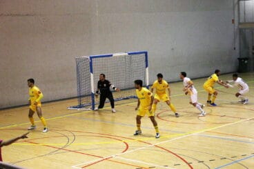 el cfs mar defiende su porteria del industrias santa coloma