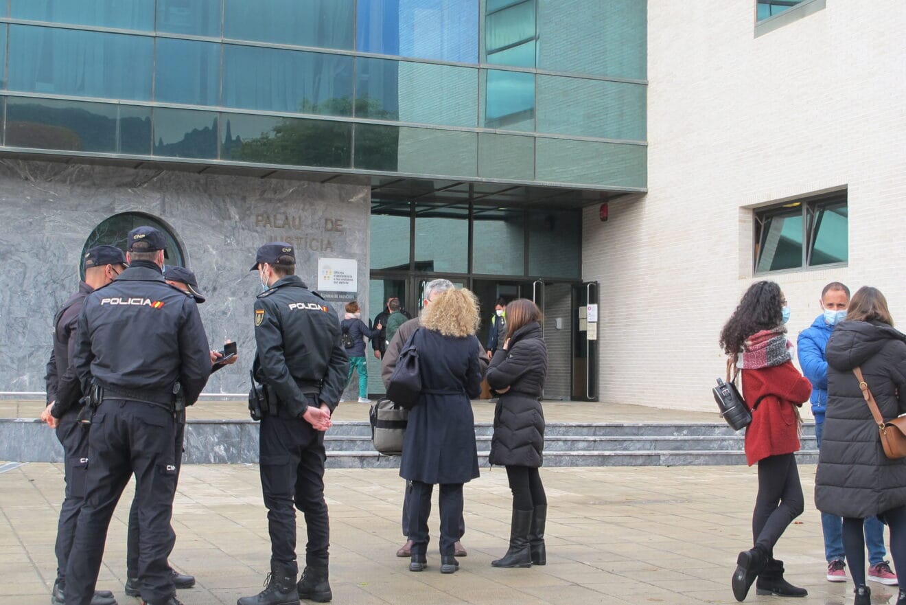 Evacuados tras advertir los daños de los juzgados