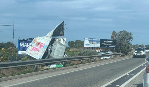 La borrasca Hortensia golpea Dénia: calles cortadas, árboles caídos y parques cerrados 3 Imagen: La caída de un cartel por el viento provoca retenciones en la entrada de Dénia