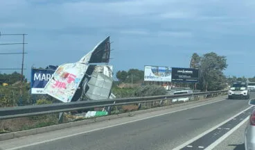 La caída de un cartel por el viento provoca retenciones en la entrada de Dénia