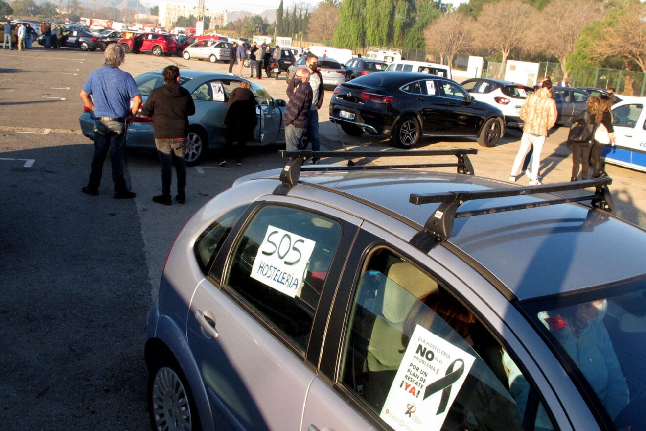 Manifestación de coches en Dénia de la hostelería 01