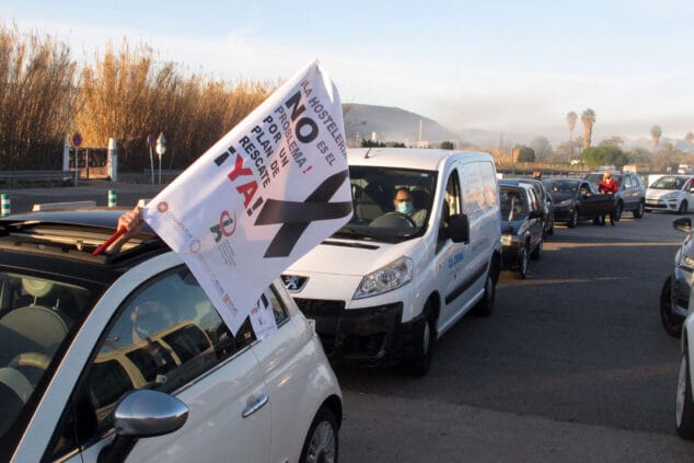 Imagen: Manifestación de coches en Dénia de la hostelería