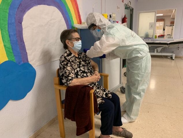 Imagen: María Catalá, primera residente vacunada