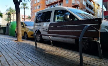 Nuevos bancos en la avenida de Alicante en Dénia, gracias a los Presupuestos Participativos