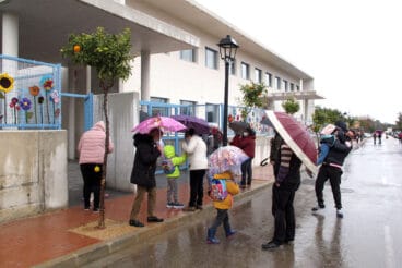 padres recogiendo a sus hijos por primera vez en el colegio de la xara