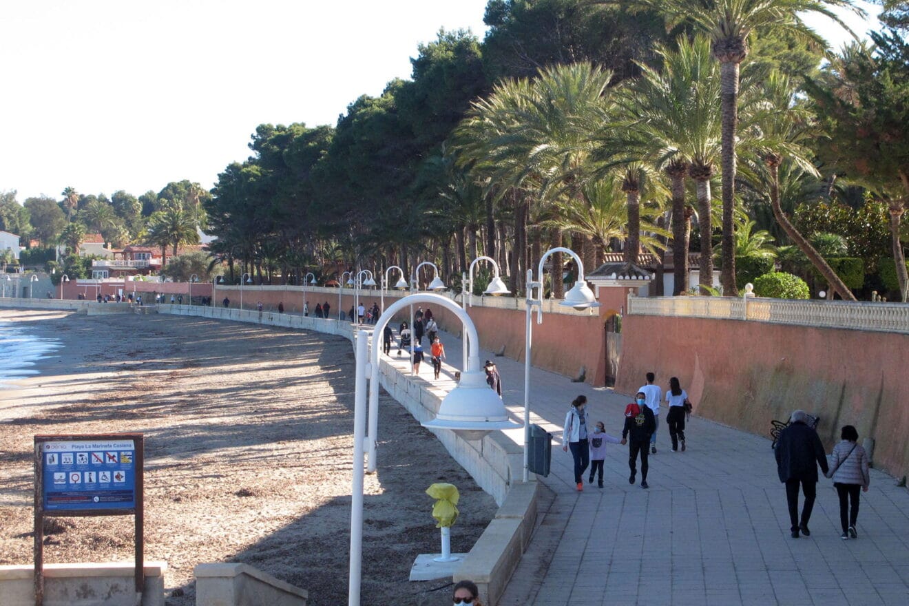 Paseo de la Marineta lleno de gente durante un domingo