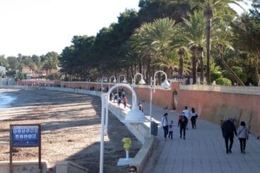 paseo de la marineta lleno de gente durante un domingo