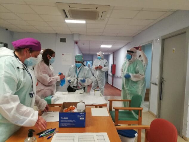 Imagen: Personal preparando la vacuna