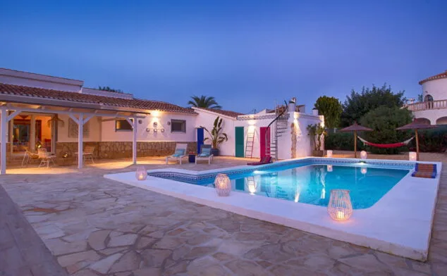 Lujosa casa de vacaciones en Dénia para cuatro personas con Quality Rent a Villa 1 Imagen: Piscina en una casa de vacaciones de lujo en Dénia - Quality Rent a Villa