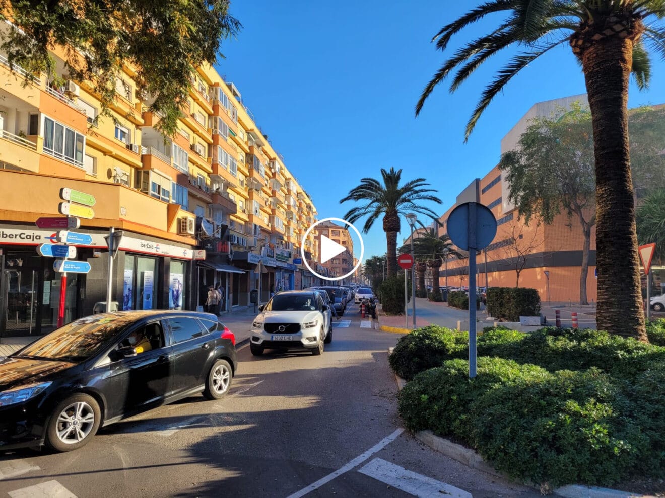 Play caravana de vehículos para pedir ayudas a la hostelería