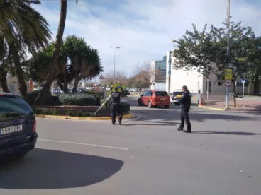 Policía Local arreglando carteles caídos