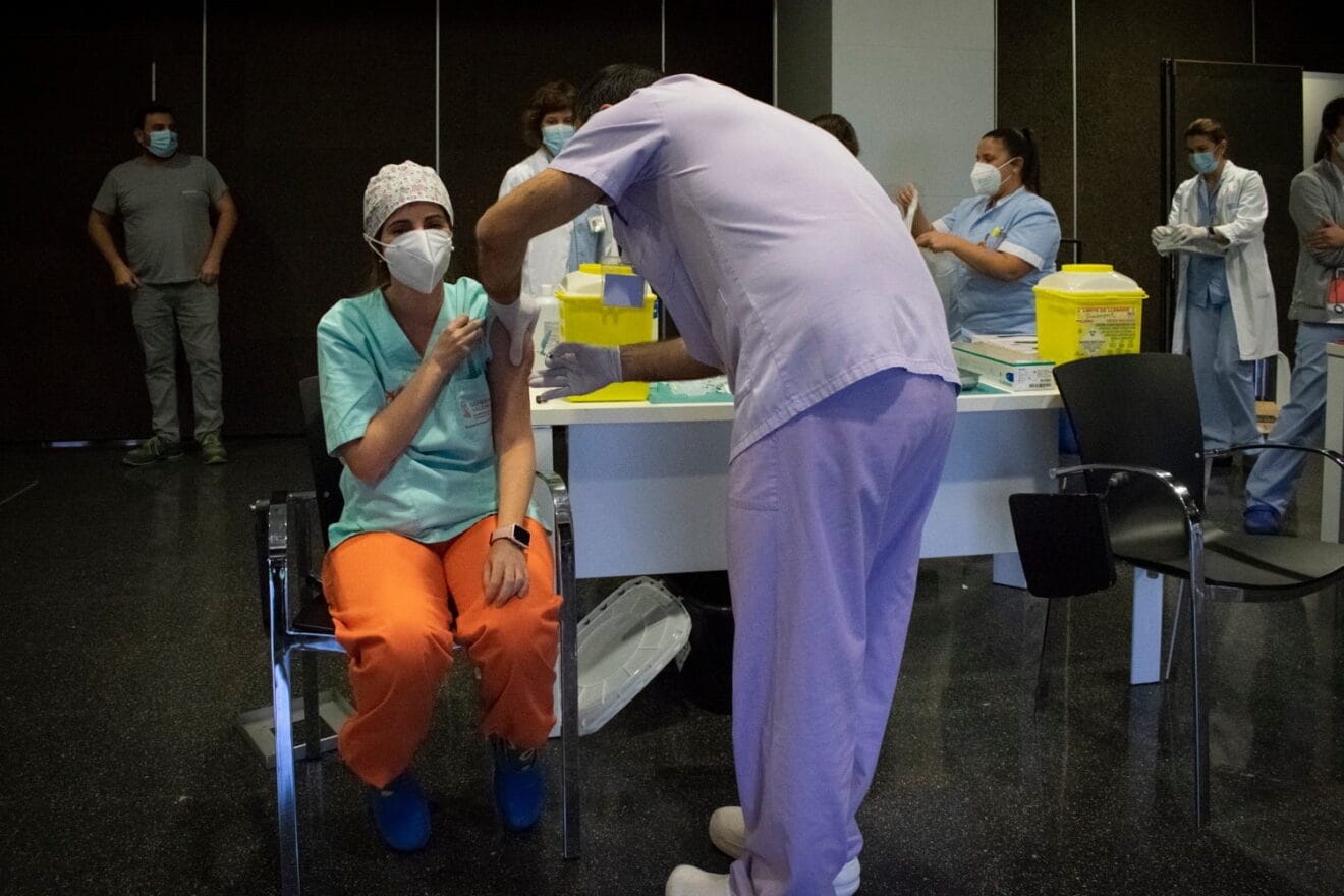 Primeros sanitarios vacunados en el hospital de Dénia