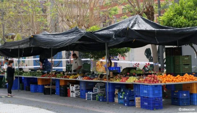Imagen: Puesto del mercado de frutas y verduras al aire libre