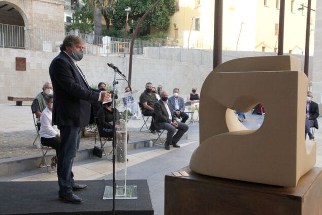 Imagen: Rafa Carrió, portavoz de Compromís, en su intervención en el homenaje a los sanitarios y a las víctimas de la COVID-19