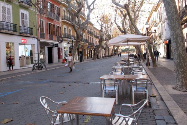 transeuntes y terrazas vacias en marques de campo