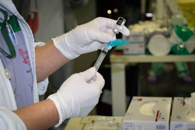 Imagen: Vacuna Pfizer administrada en el hospital de Dénia
