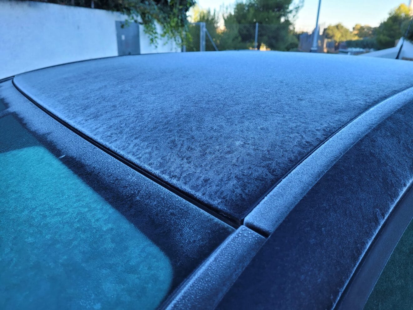 Vehículo con una capa de hielo en las calles de Dénia
