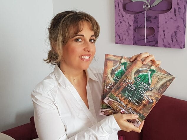 veronica mengul presentando uno de sus libror publicados