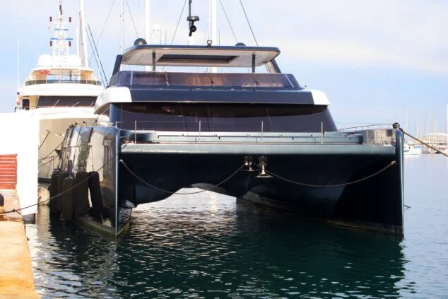 Rafa Nadal elige Dénia para reparar su lujoso catamarán 1 Imagen: Vista frontal del catamarán de Rafa Nadal