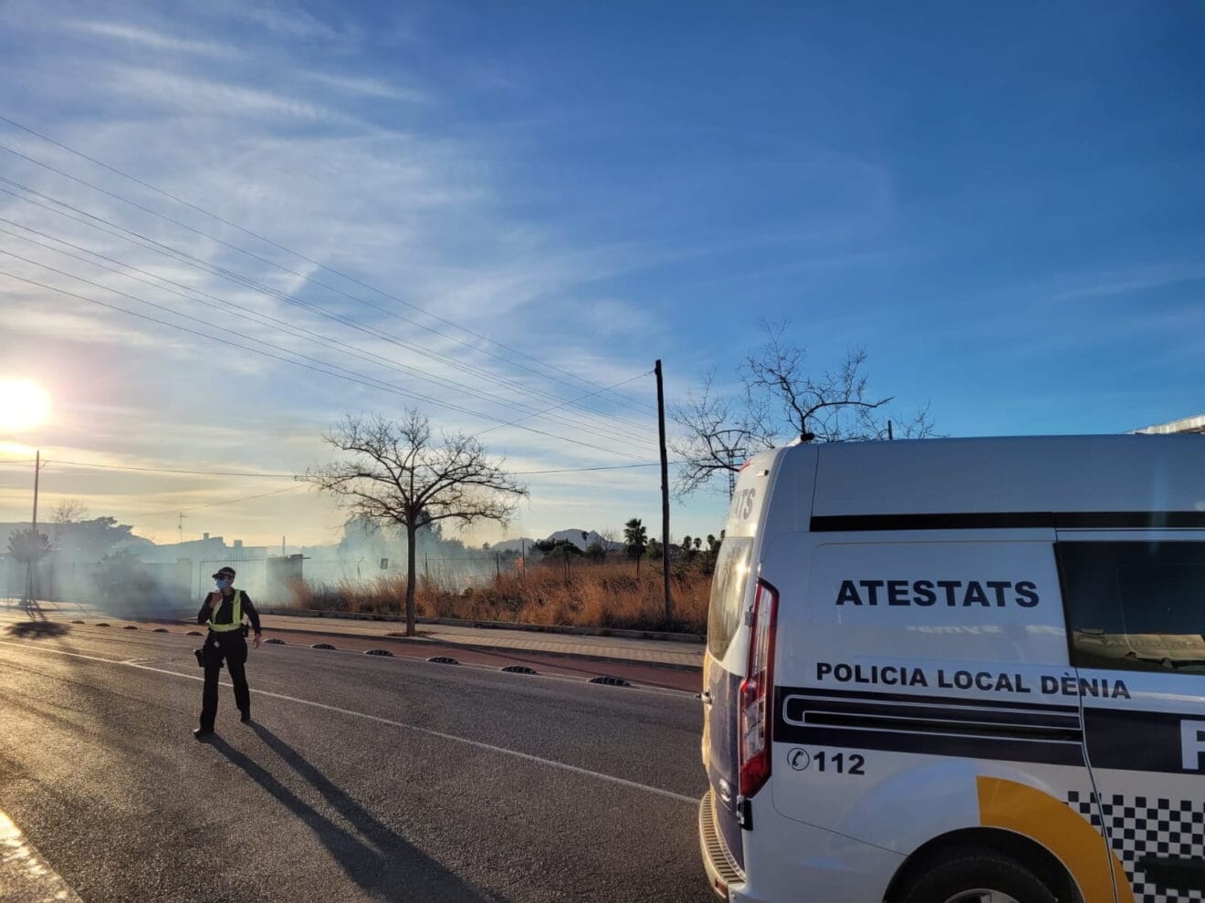 Agente de policía impidiendo la entrada de vehículos al lugar