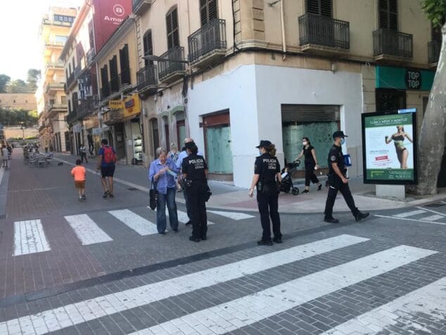 Imagen: Agentes de la Policía Local repartiendo mascarillas durante la desescalada