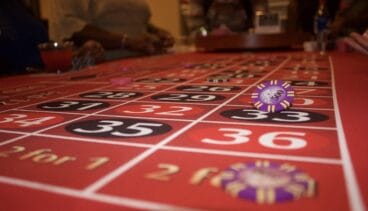 apuestas en una mesa de casino