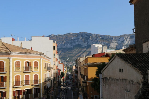Image: Diana de Dénia street with Motgó in the background