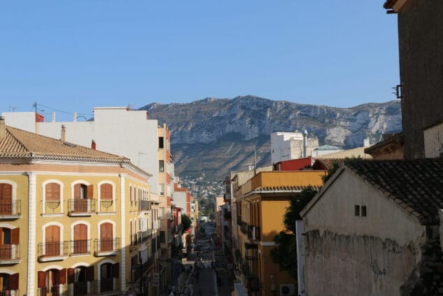 ¿Qué está provocando los brotes de coronavirus que ya dejan en Dénia más de 300 contagios? 1 Imagen: Calle Diana de Dénia con el Motgó al fondo