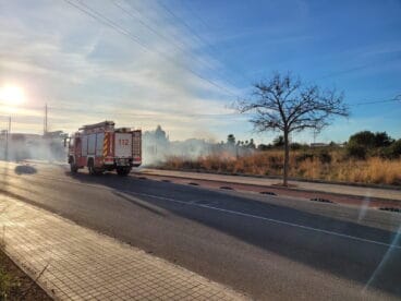 Camión de bomberos junto al fuego
