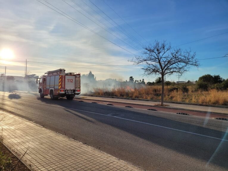 Camion de pompier au coin du feu