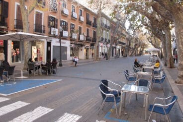 clientes en terrazas de la calle marques de campo