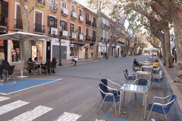Imagen: Clientes en terrazas de la calle Marqués de Campo