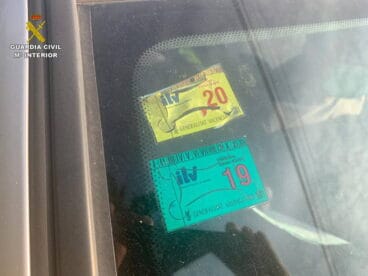 distintivo falso de la itv en el vehiculo