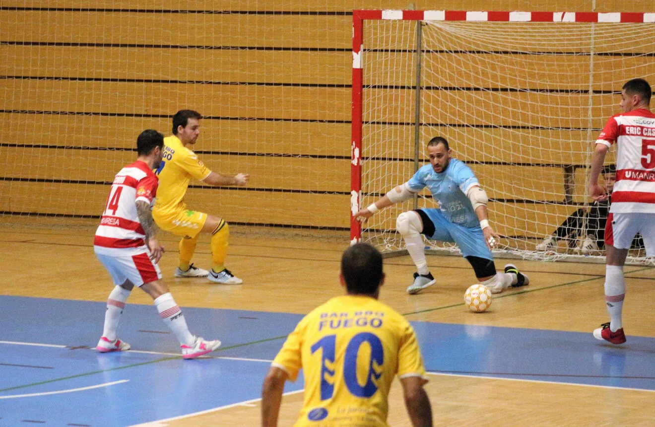 Jugador del Manresa defendiendo su portería