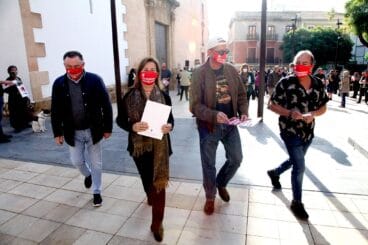 manifestacion de aehtma frente al ayuntamiento tino calvo