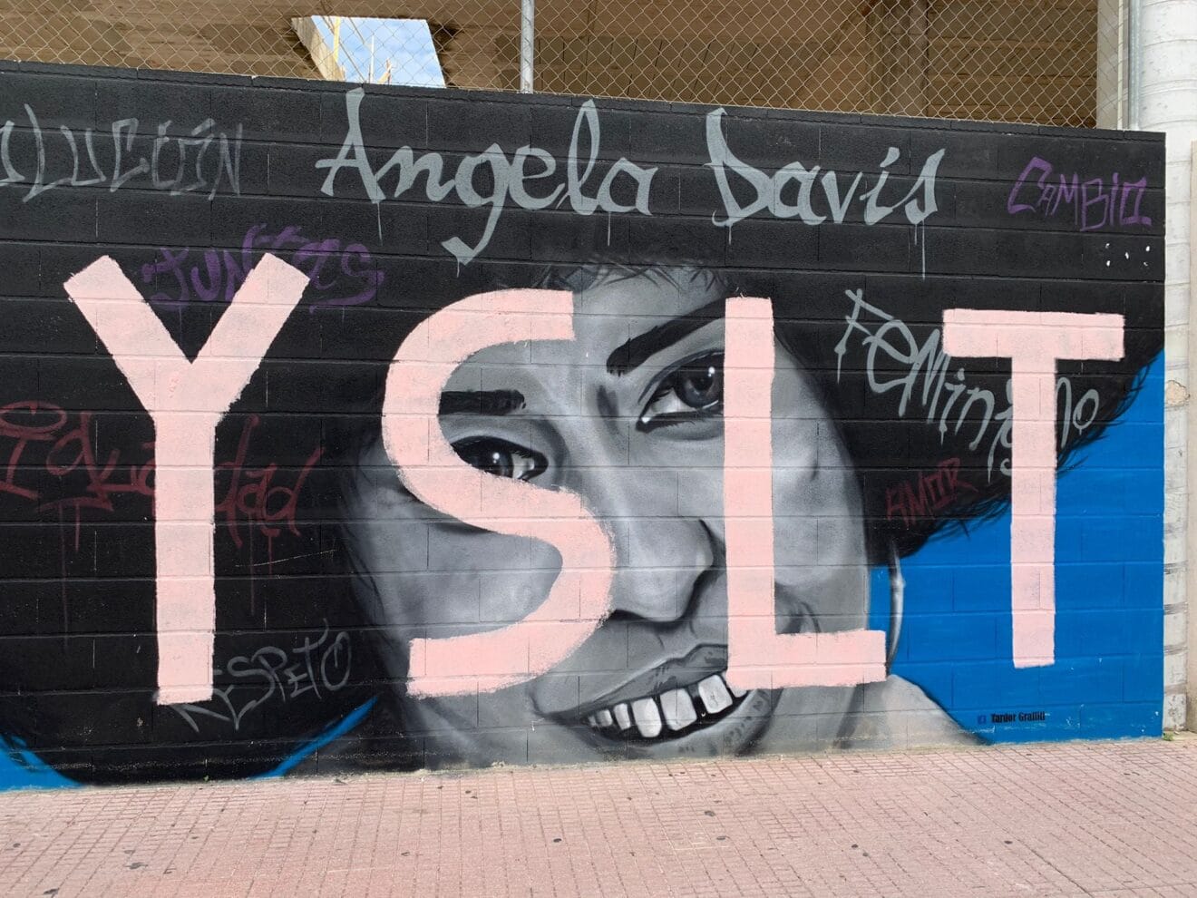 Mural de Angela Davis en Dénia ensuciado por vándalos