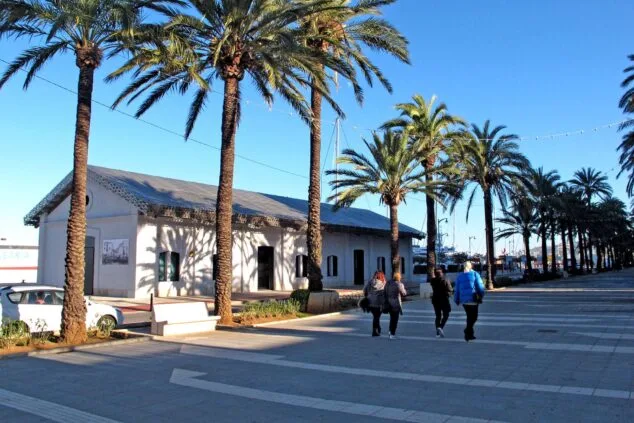 Imagen: Museu de la Mar junto a la Explanada Cervantes y el puerto de Dénia
