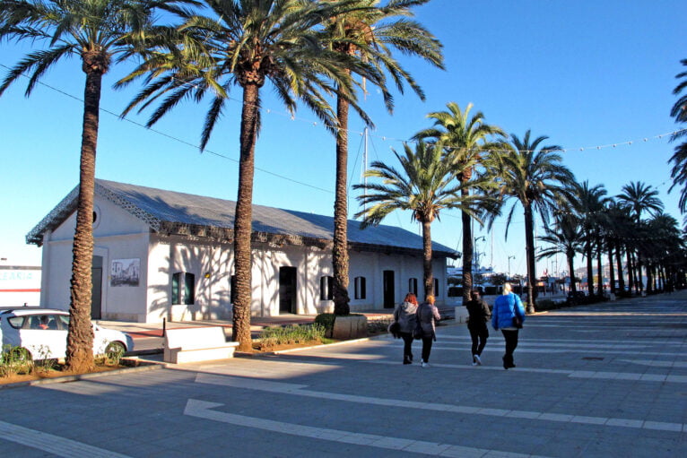 Museu de la Mar junto a la Explanada Cervantes y el puerto de Dénia