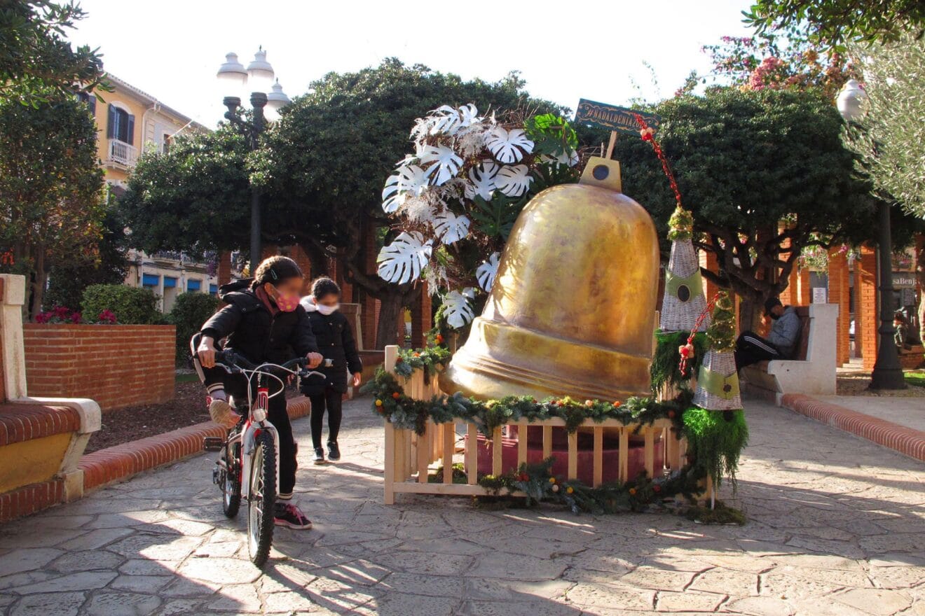 Niñas mirando uno de los ninots instalados en Navidad en la Glorieta